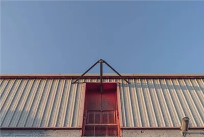 Ayakta duran bir dikiş metal çatı sisteminin dayanıklılığını araştırmak